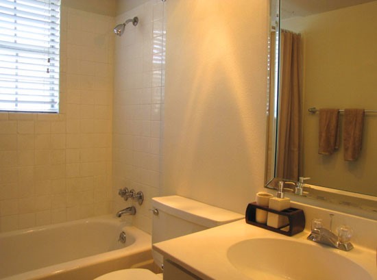 Colonial Plaza Apartments